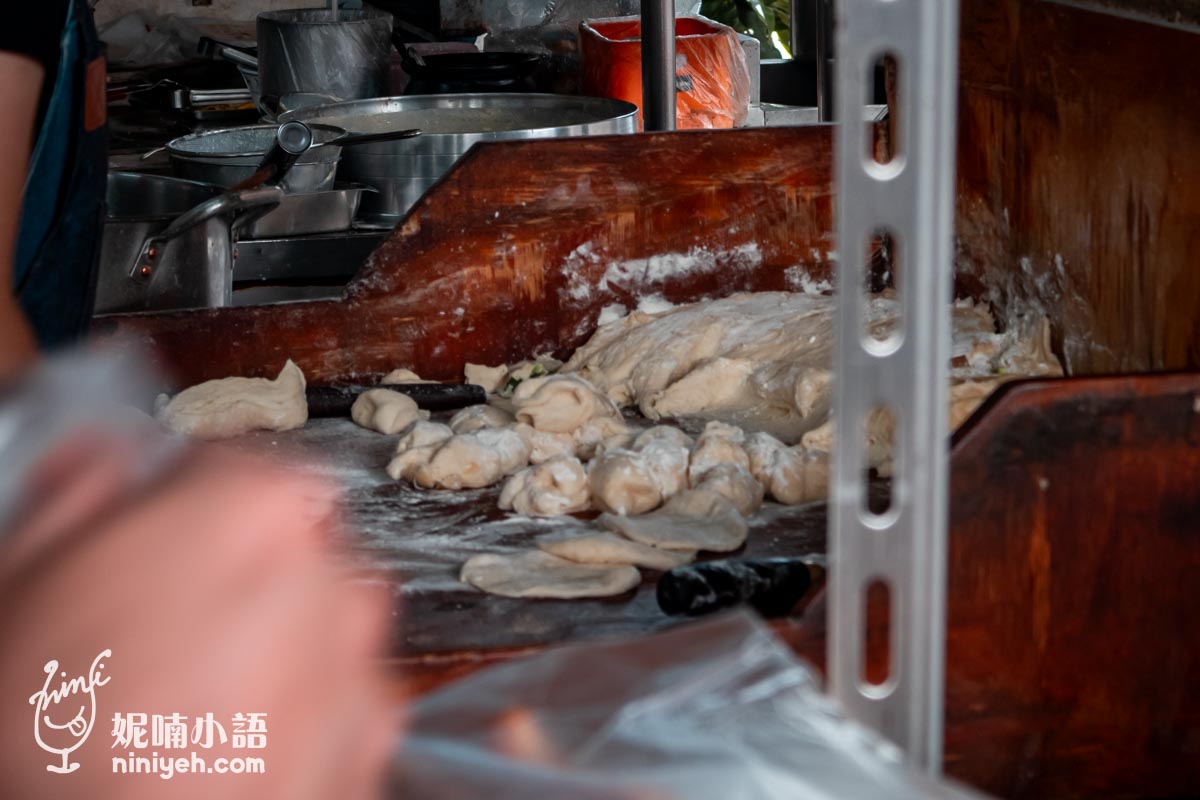 【東門站美食】青島豆漿店。日本客也朝聖的火烤肉餅、爐烤燒餅和焦味豆漿
