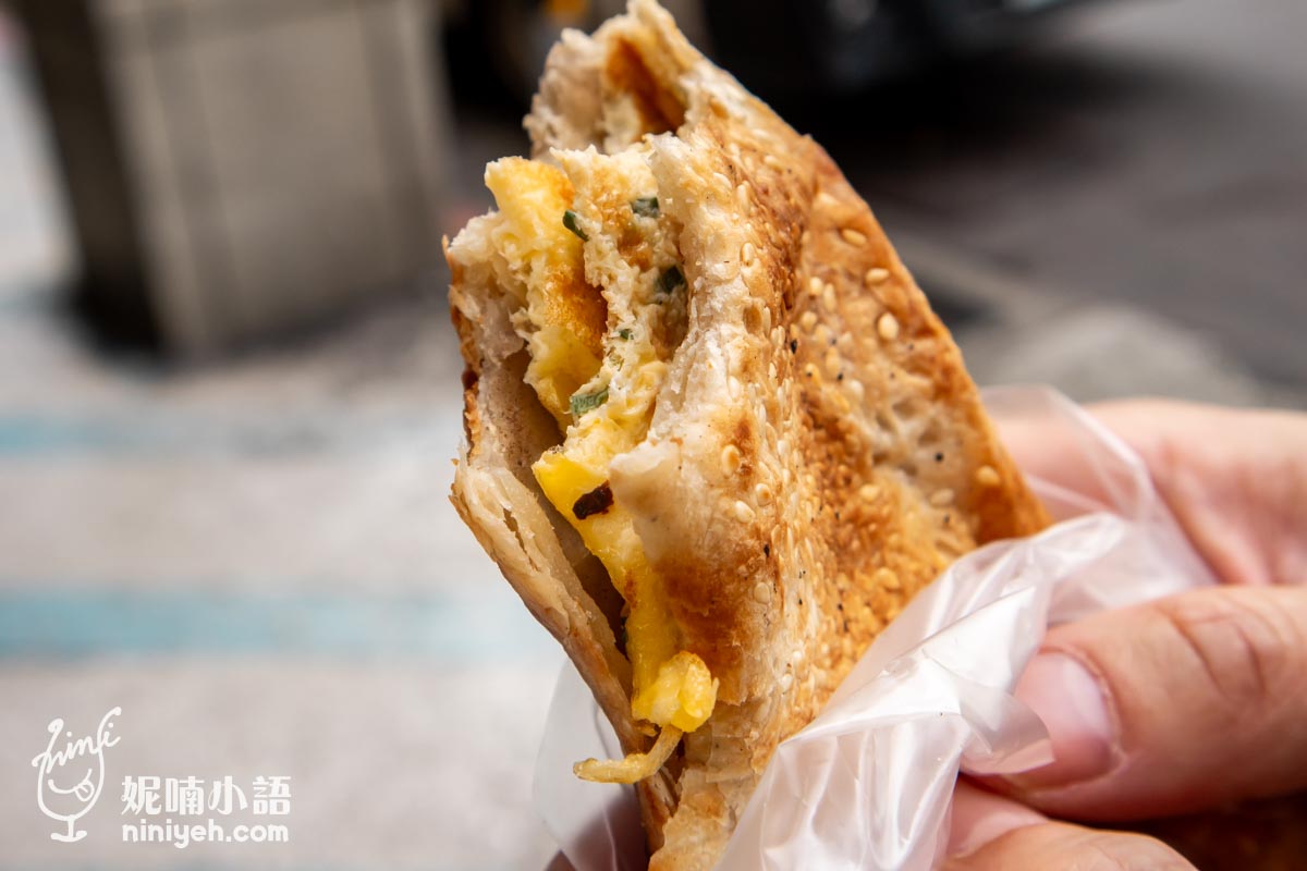 【東門站美食】青島豆漿店。日本客也朝聖的火烤肉餅、爐烤燒餅和焦味豆漿