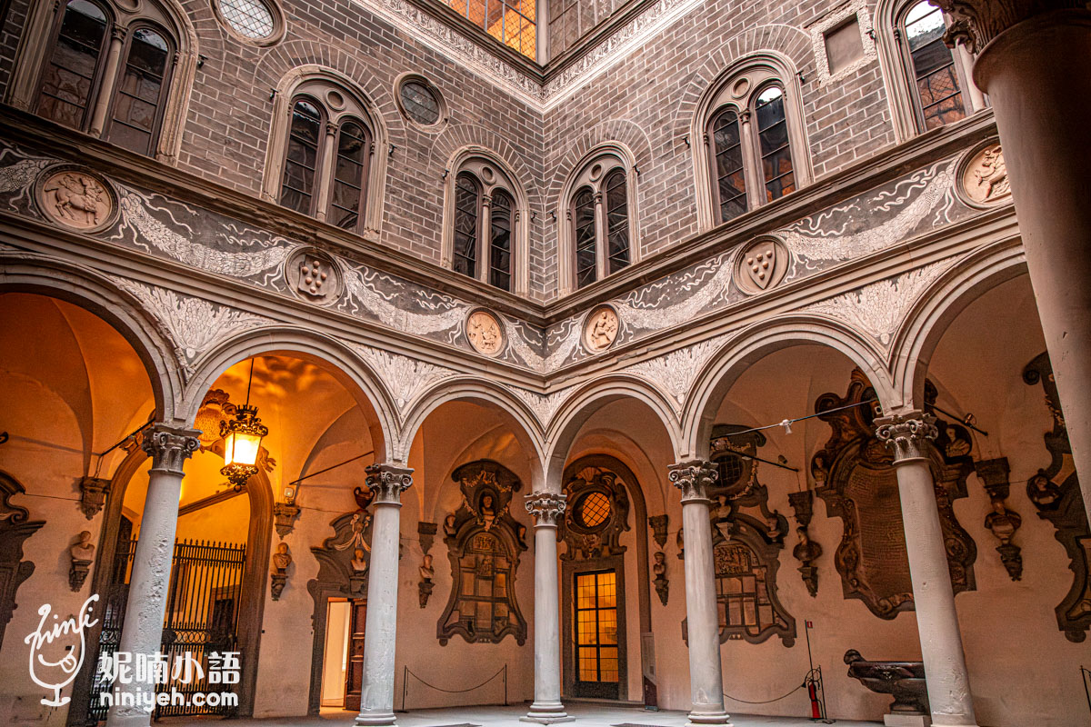 佛羅倫斯麥地奇里卡迪宮（Palazzo Medici Riccardi）內部庭院的優雅建築設計，展示著文藝復興時期的典雅風格與藝術之美。拱形柱廊與精緻雕刻，營造出莊嚴華麗的氛圍，讓人仿佛置身於歷史與藝術的長廊中，是佛羅倫斯文化遺產的重要代表。