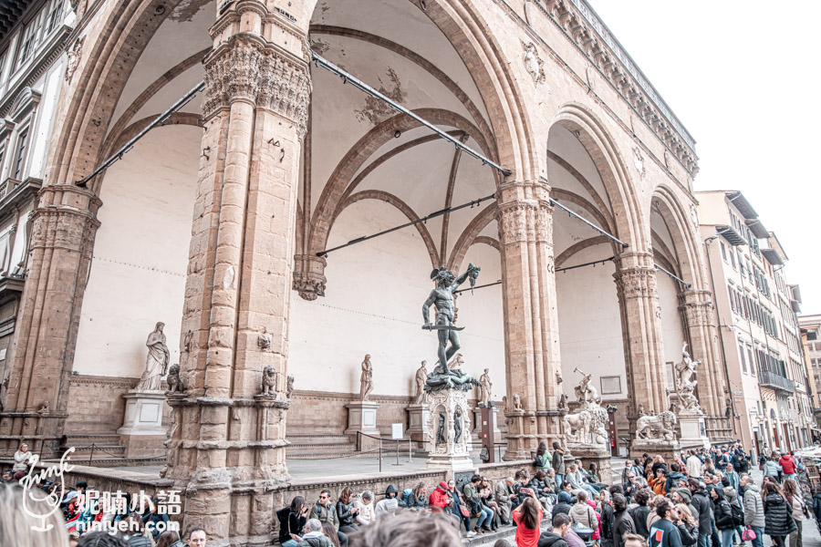 佛羅倫斯領主廣場（Piazza della Signoria）著名的傭兵涼廊（Loggia dei Lanzi），展示著多座文藝復興時期的經典雕塑作品，包括海克力士與半人馬、帕修斯持美杜莎之首等，充滿藝術與歷史氛圍，吸引眾多遊客駐足觀賞，是佛羅倫斯最具代表性的露天博物館之一。