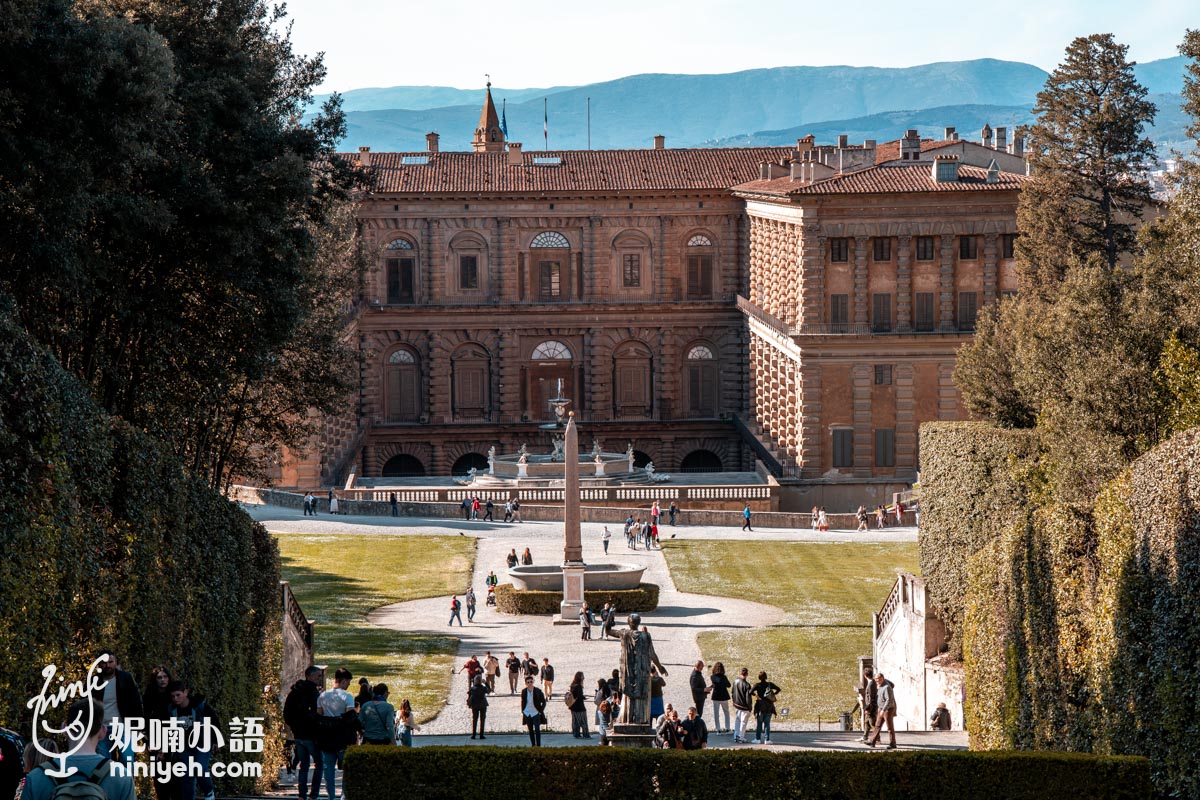 佛羅倫斯彼提宮（Palazzo Pitti）與波波里花園（Giardino di Boboli）的全景，展現了宮殿壯麗的建築風格和庭院中優雅的綠地。遊客在花園中漫步，感受著文藝復興時期的宮廷氛圍，彼提宮是佛羅倫斯最具代表性的歷史景點之一，體現了當地的藝術和文化精髓。