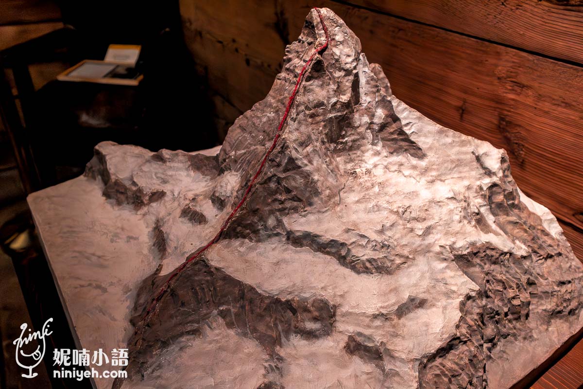 這張圖片展示了馬特洪峰的立體模型，展示了登山者攀登馬特洪峰的路線。這件展品位於馬特洪峰博物館內，幫助參觀者更直觀地了解攀登馬特洪峰的挑戰和地形特徵。作為策馬特的著名景點，馬特洪峰博物館以這樣的展品來教育遊客有關馬特洪峰的登山歷史與技術。