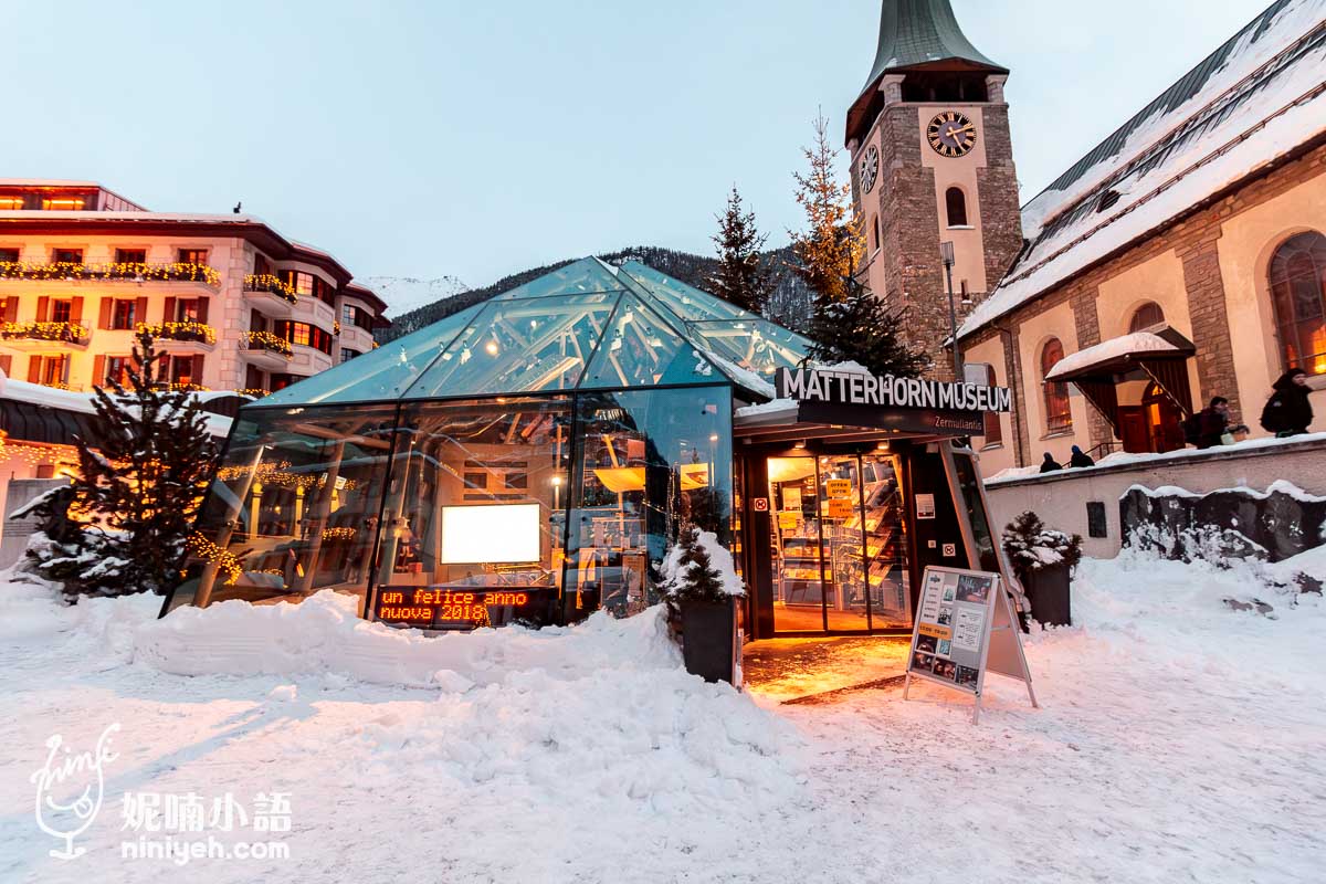 這張圖片展示了位於策馬特的馬特洪峰博物館入口，這座博物館是當地知名的景點之一。馬特洪峰博物館以其獨特的設計和豐富的展品，吸引了眾多遊客，讓人深入了解阿爾卑斯登山歷史及策馬特的文化背景。