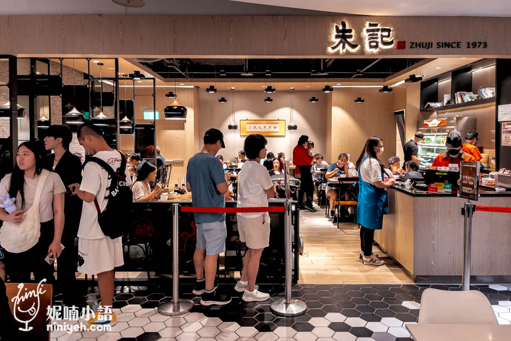 朱記餡餅粥店大直美麗華店內部，顧客正在排隊點餐並享用北方料理