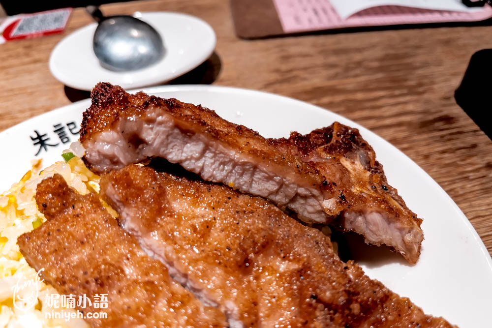 朱記餡餅粥店的排骨蛋炒飯，展示酥脆排骨的肉質與炒飯的搭配