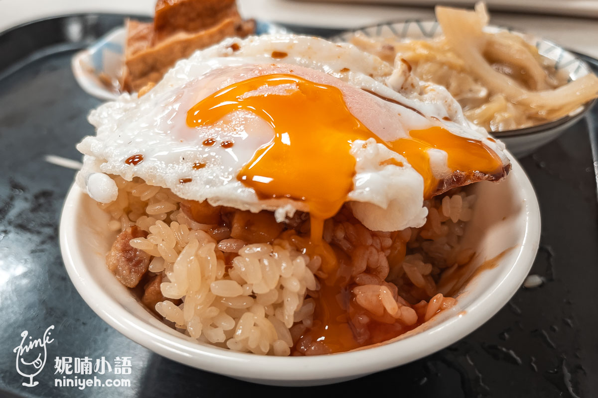 珠記大橋頭油飯, 台北油飯, 台北古早味小吃, 半熟荷包蛋, 油豆腐, 魯白菜