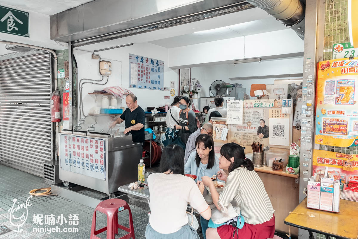 中原素麵食｜善導寺推薦素食小吃，午餐時段學生上班族都在排隊