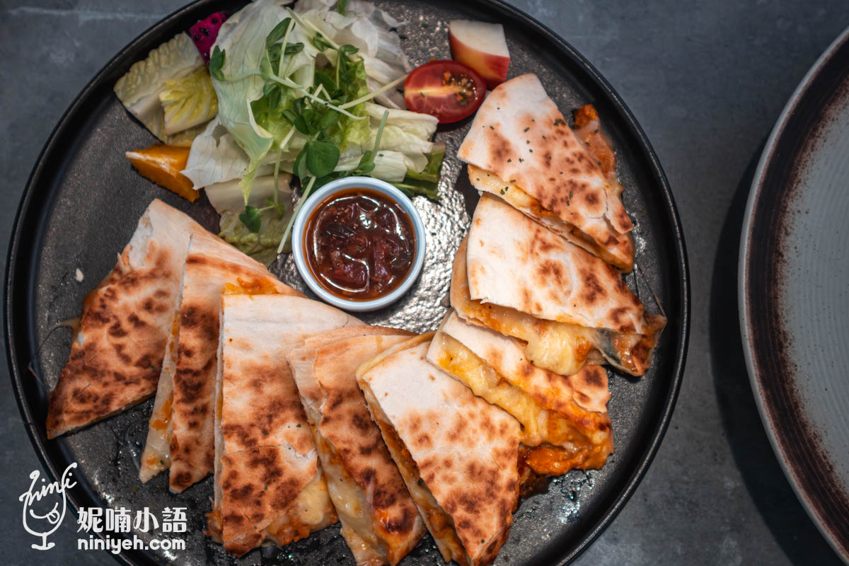 禾多餐酒館墨西哥薄餅拼盤，金黃酥脆的切片薄餅圍繞擺放，中間搭配醬料碟，旁邊有生菜沙拉與水果，色彩鮮豔、份量充足。