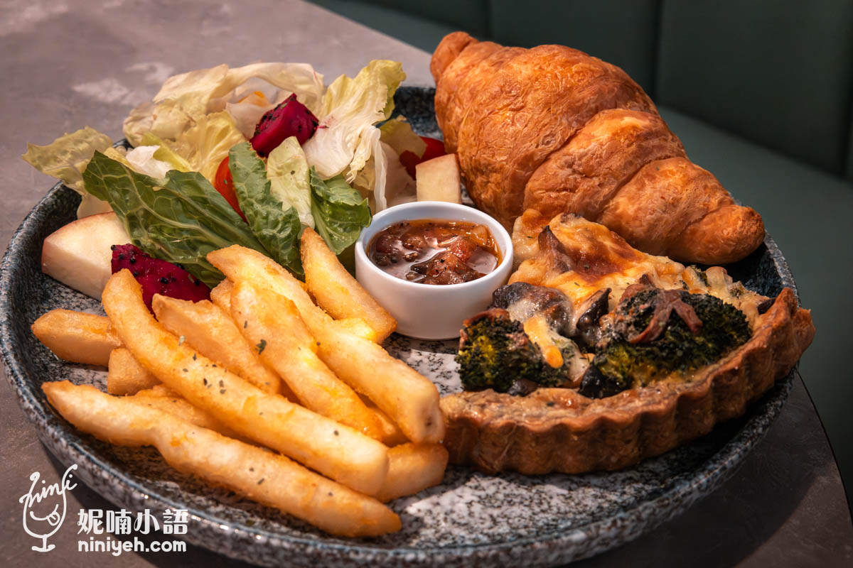 禾多餐酒館季節鹹派早午餐,包含野菇西蘭花鹹派、可頌麵包、水果生菜沙拉、炸薯條與小碟醬料,擺盤豐富色彩鮮明,呈現西式輕食風格。