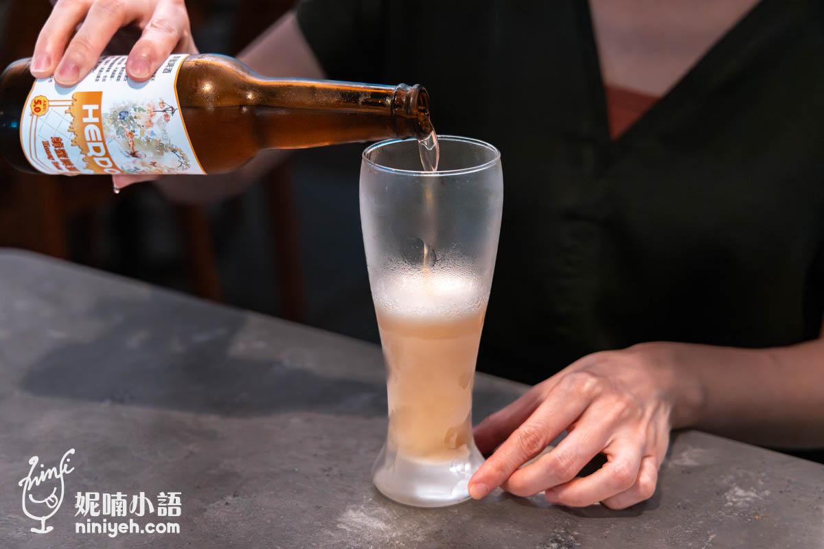 HERDOR蜂蜜啤酒倒入冰鎮啤酒杯中,雙手持瓶與杯,啤酒產生綿密泡沫,呈現清涼消暑的氛圍。