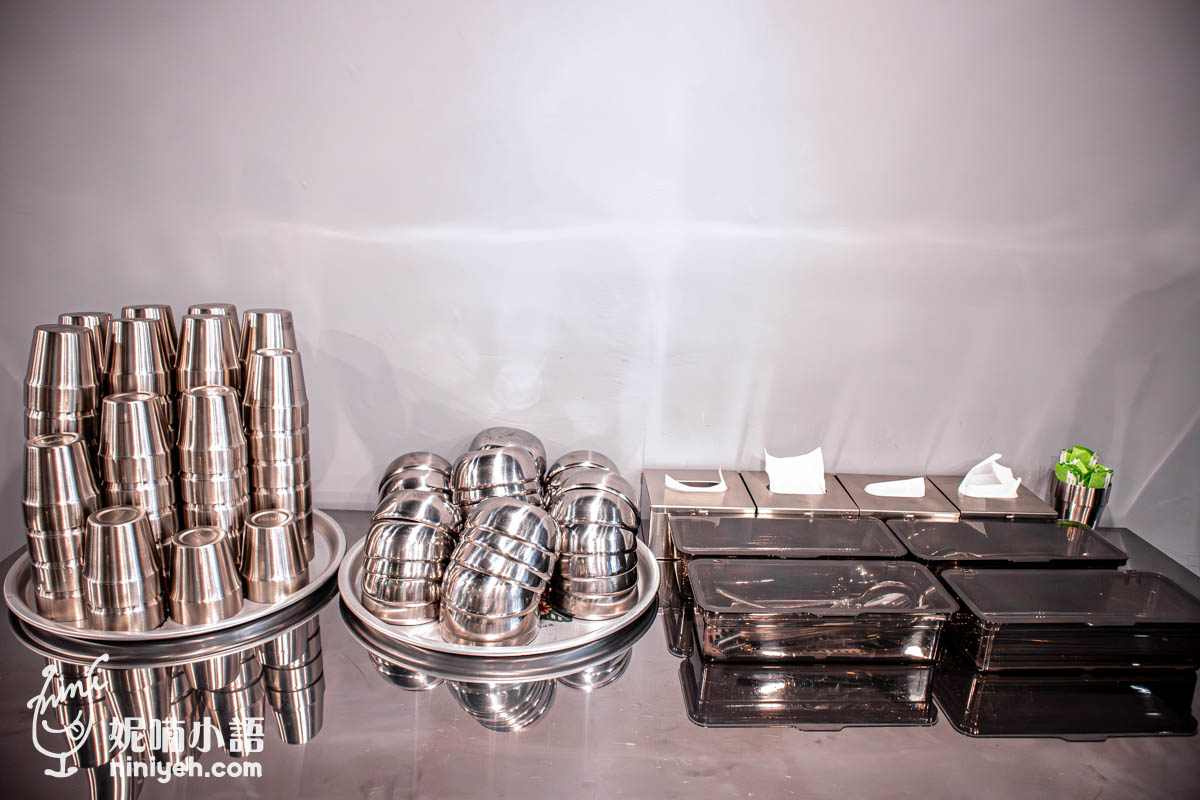 『南山炸豬排（남산돈까스）』用餐不收取服務費，餐具和杯水都是自取。