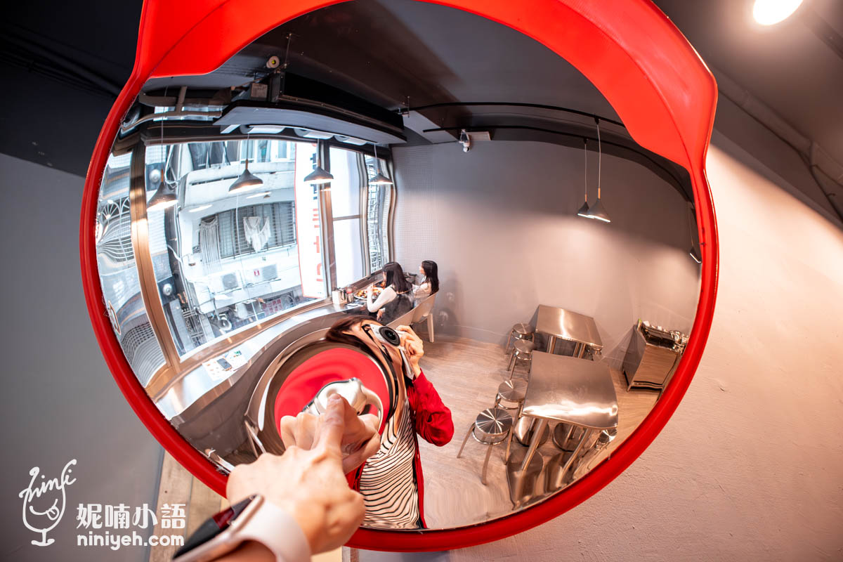 『南山炸豬排中山南西店』營業時間分為午、晚餐兩個時段，餐間有休息，採現場候位入坐，暫不接受訂位，建議避開尖峰時段來吃，或是趁新開店熱潮還沒爆，先趕來吃一波。餐廳設有充滿趣味的凹凸鏡，很適合IG打卡。