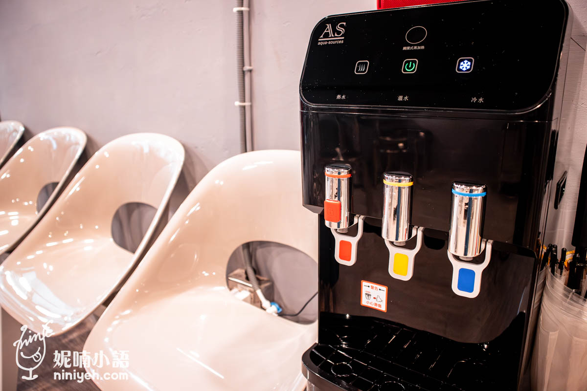 『南山炸豬排（남산돈까스）』用餐不收取服務費，餐具和杯水都是自取。