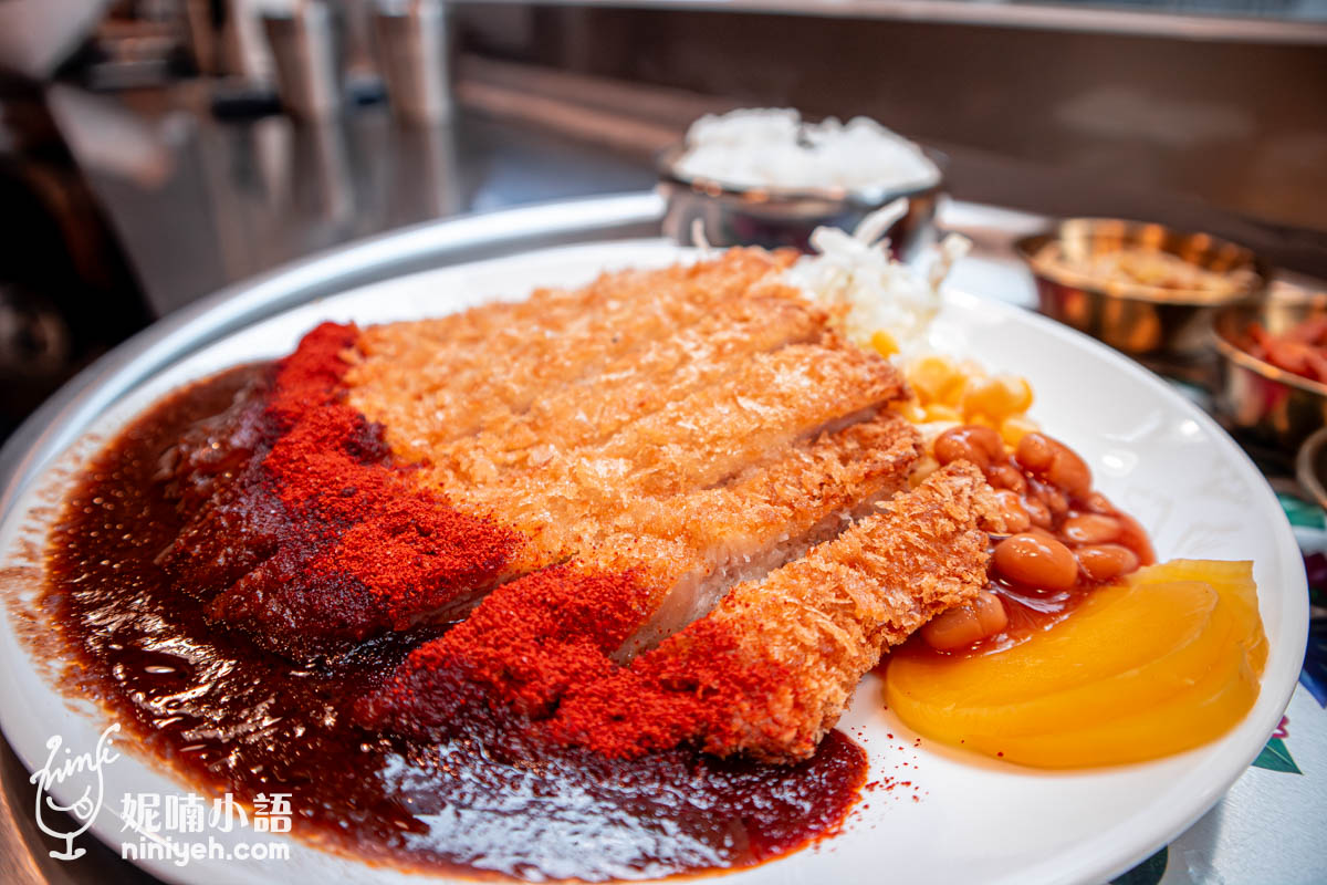 韓式特製豬排醬著重在鹹味表現，加上辛辣粉加重厚度，搭配麴豆、甜玉米、 生菜的清爽與甜度，是剛剛好的平衡。以往白飯是放在盤中可享免費續飯，現在飯量升級直接改一大碗，男生來也飽得不要不要阿。