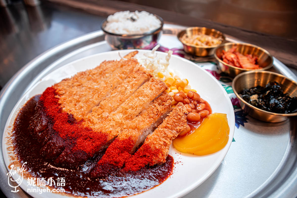 繼上回士林店吃到辛暴力雙層南山炸豬排，這回我投降，只點基本款一層豬排就好，以我女生正常食量來說剛剛好。韓式炸豬排就像是簡餐、定食這樣一盤一份，盤面上裝了三樣小菜和一碗白飯，基本款的辣辛奇、黃豆芽、海帶芽等開胃小菜可以加價50元無限續用，此加價是以桌次計價，也就是加50元，整桌同行都可以小菜無限吃啦。