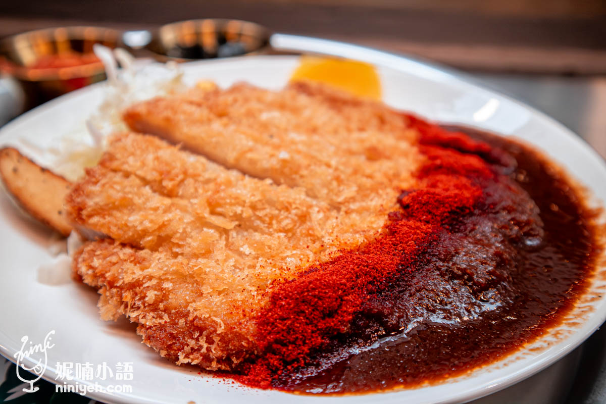 這就是被韓劇燒到的南山炸豬排阿，真的比臉大一點不誇張，在首爾南山炸豬排強調寬薄大塊，口感略顯乾澀單調，與日式豬排的厚切精巧不同，雖然韓式炸豬排看起來份量超有爽度，但也得好吃，道不道地也沒這麼重要了，『南山炸豬排（남산돈까스）』取兩方優點加以改良，別看這厚度近三公分的巨無霸豬排份量暴力，吃起來卻相當溫柔，金黃色酥皮薄脆輕巧，豬排質地更是柔嫩不帶筋，你會覺得咬下那一刻齒尖無須費力，在不知不覺中一口接一口，嗯~就像是菲力這樣的軟嫩度，調整後的南山炸豬排更好吃了。