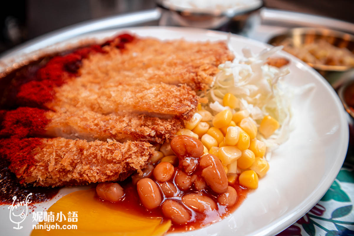 韓式特製豬排醬著重在鹹味表現，加上辛辣粉加重厚度，搭配麴豆、甜玉米、 生菜的清爽與甜度，是剛剛好的平衡。以往白飯是放在盤中可享免費續飯，現在飯量升級直接改一大碗，男生來也飽得不要不要阿。