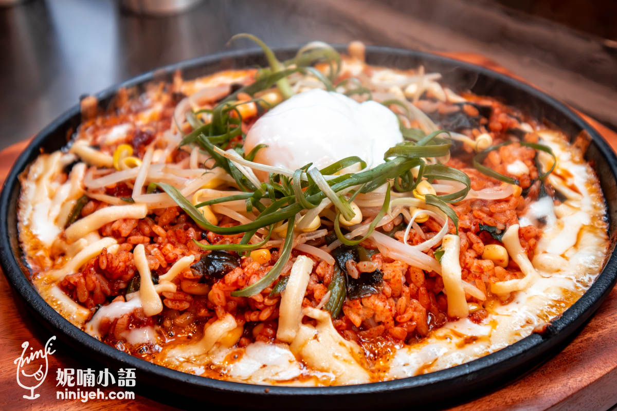 實際到韓國旅遊，便知道韓國妹有多愛吃起司拌飯。這道〈鐵板香辣起司拌飯〉用了主廚特製辣醬，加上菠菜、海帶芽、玉米拌炒，放上鐵板灑滿起司，最後打上一顆溫泉蛋，沒有浮誇的肉類襯托，但身為起司控的一定會愛。