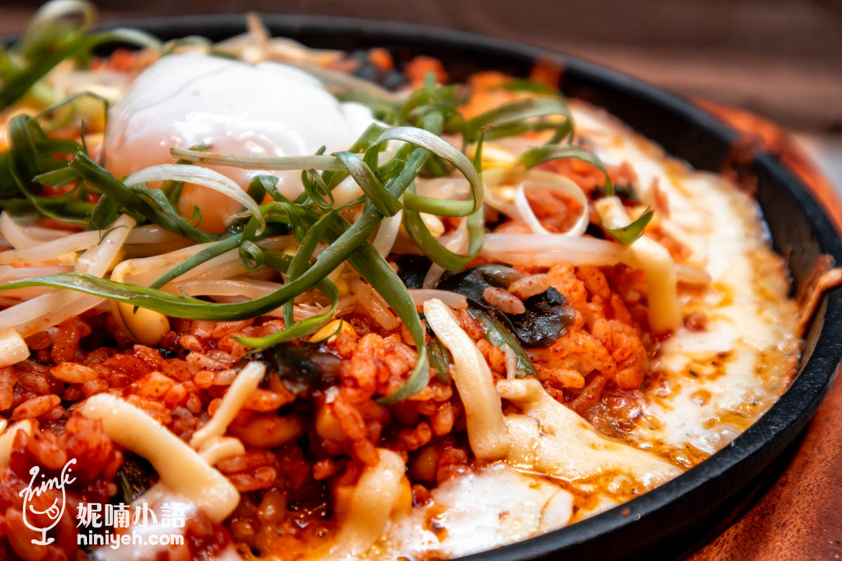 端上桌，鐵板滋滋作響，看著鍋邊熱到冒泡的起司就很想動筷子，別急，先把溫泉蛋劃破，蛋液如暖流般汨汨而下，包覆每一粒飯香。