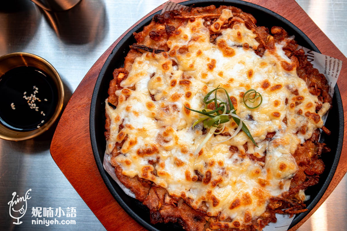 我一直對韓式煎餅情有獨鍾，先前在士林店還沒有推出這道菜，這次再訪中山南西店看到〈鐵板起司海鮮煎餅〉毫不猶豫點下去，我得說他們家的煎餅真的好好吃。