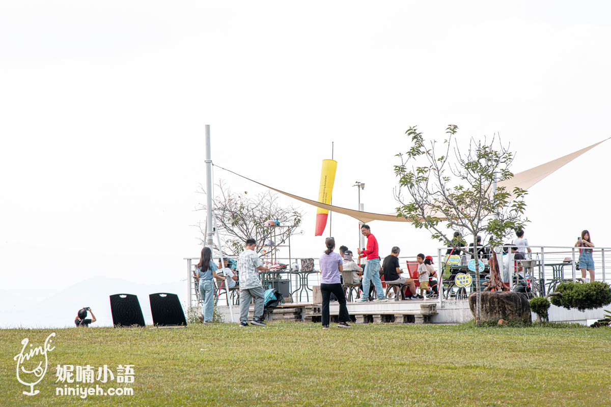 虎嘯山嵐｜埔里高空景觀餐廳推薦！山間玻璃屋用餐欣賞飛行傘玩家翱翔