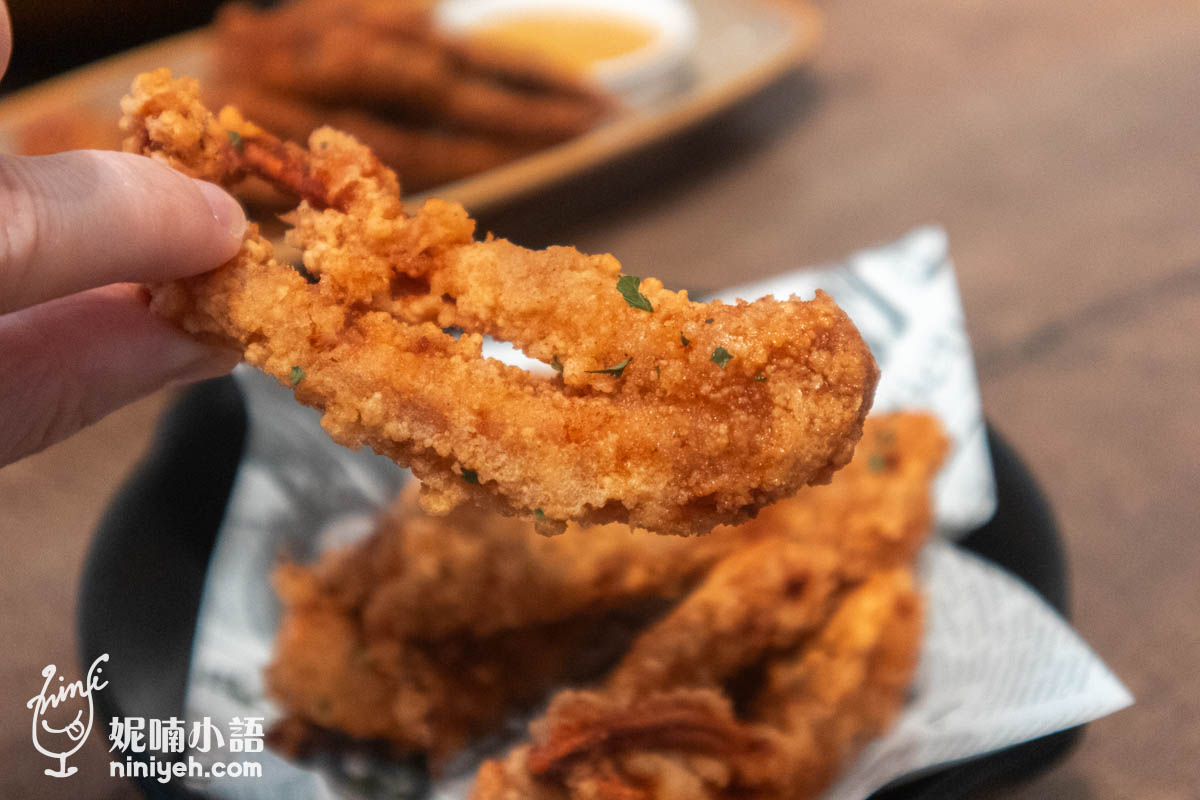 我自己很推薦這道〈酥炸鮮魷鬚佐肯瓊醬〉，因為餐廳少有，吃來新鮮。如果想吃炸魷鬚好像只能跑到鹽酥雞攤解饞，但小小一朵又油又硬，在這裡吃到的酥炸鮮魷鬚像是深海大魷魚腳，一根有手般長，吃起來超過癮，雖然厚實但咬下肉質超出我原本預想到的更柔軟好嚼，一點不韌老，同時還有細碎的粉質顆粒帶來梅納反應的香氣，忍不住一口接一口，好好吃。