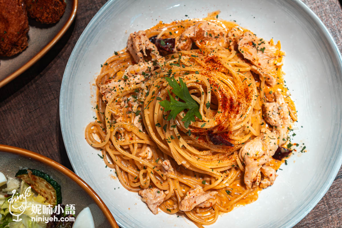 Lazy Pasta 慵懶義式廚房點播冠軍的〈青麻奶雞肉麵〉是繼酸菜魚之後，又一中義混血的新創意，我還真沒想過有這樣的組合，光看菜名就想點。