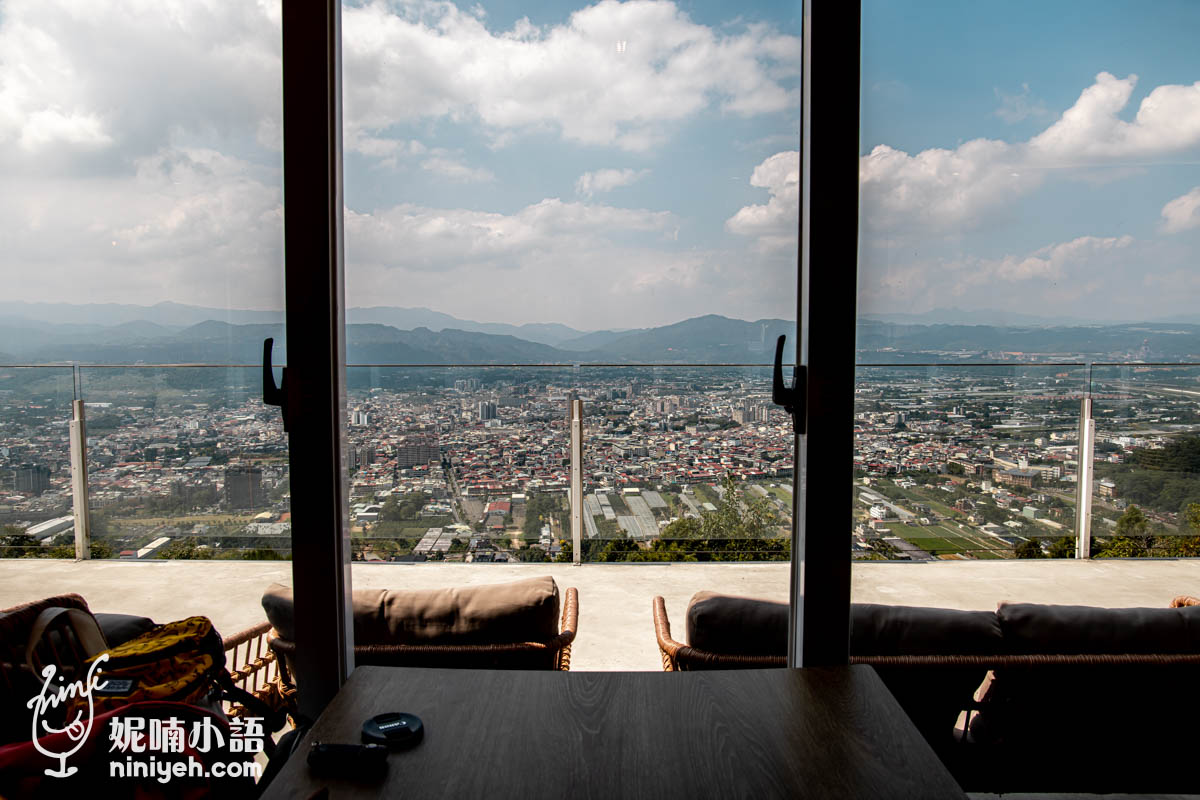 虎嘯山嵐｜埔里高空景觀餐廳推薦！山間玻璃屋用餐欣賞飛行傘玩家翱翔