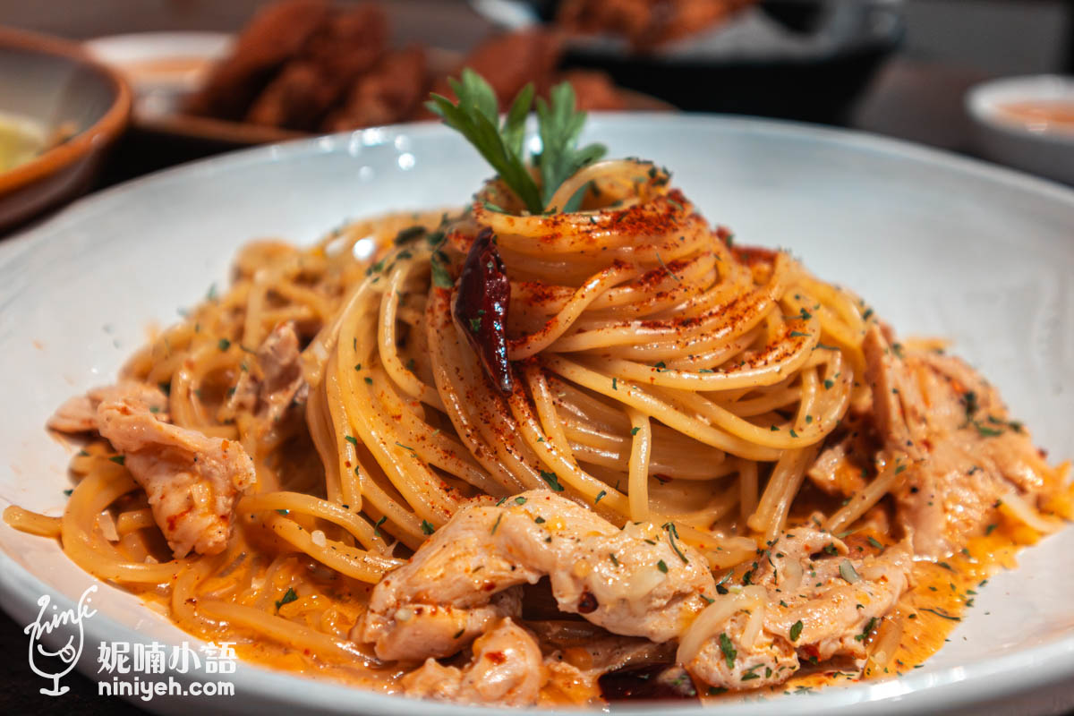 如果光看照片，可能會覺得沒有新意，不就是辣炒雞肉義大利麵嗎? 那可不！就我看來這就像是一碗義式乾拌麵，趁熱拌開，濃醬全緊附在麵體上，有宮保乾燥香氣，更有青花椒獨有的生麻，香氣逼人，後勁很強，但奶醇滋味讓嗆辣變得溫婉，一中一西，巧妙和諧，非常好吃。