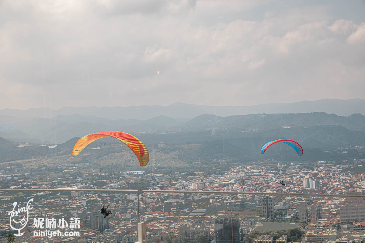 虎嘯山嵐｜埔里高空景觀餐廳推薦！山間玻璃屋用餐欣賞飛行傘玩家翱翔