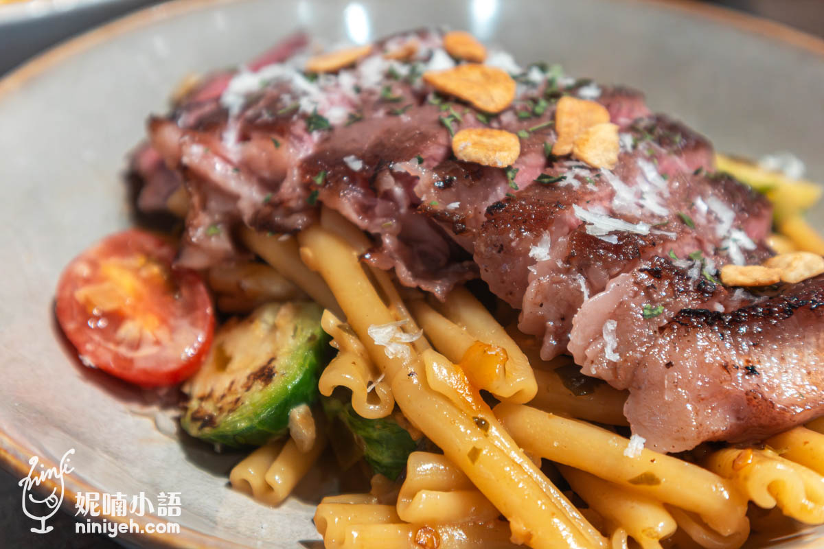 聰明的還有配料用的捲心菜，增添高級感，搭配波浪嚼感的花捲麵讓整體口感更加一致，再奢侈的夾一片板腱牛，七分熟度的肉質最粉嫩柔腴，脂香激發味蕾，吃了胃口大開，如果吃膩乾燥直麵，可以嘗試花捲麵系列。