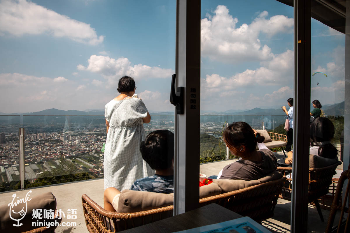 虎嘯山嵐｜埔里高空景觀餐廳推薦！山間玻璃屋用餐欣賞飛行傘玩家翱翔