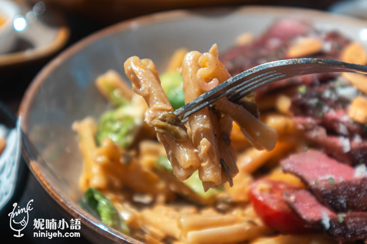 聰明的還有配料用的捲心菜，增添高級感，搭配波浪嚼感的花捲麵讓整體口感更加一致，再奢侈的夾一片板腱牛，七分熟度的肉質最粉嫩柔腴，脂香激發味蕾，吃了胃口大開，如果吃膩乾燥直麵，可以嘗試花捲麵系列。