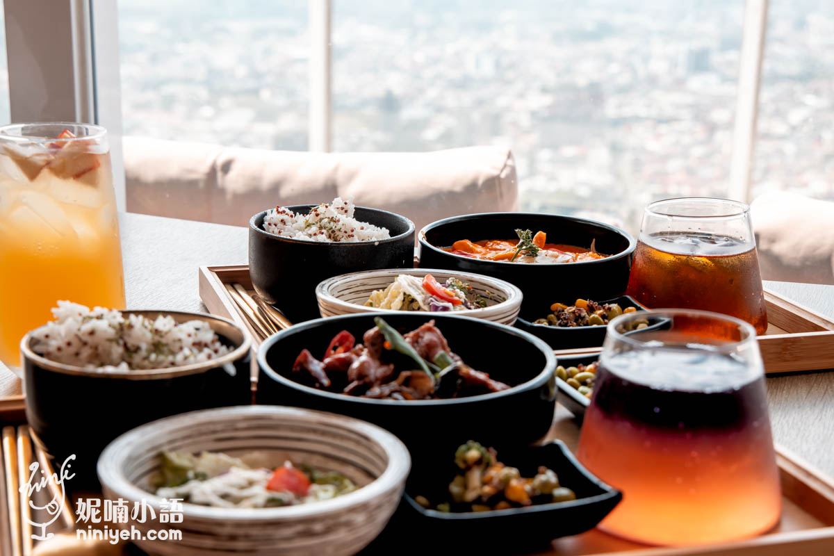 虎嘯山嵐｜埔里高空景觀餐廳推薦！山間玻璃屋用餐欣賞飛行傘玩家翱翔 @Nico＆妮喃小語