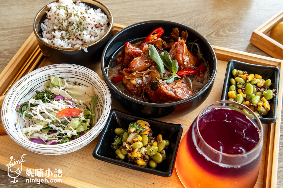 虎嘯山嵐｜埔里高空景觀餐廳推薦！山間玻璃屋用餐欣賞飛行傘玩家翱翔