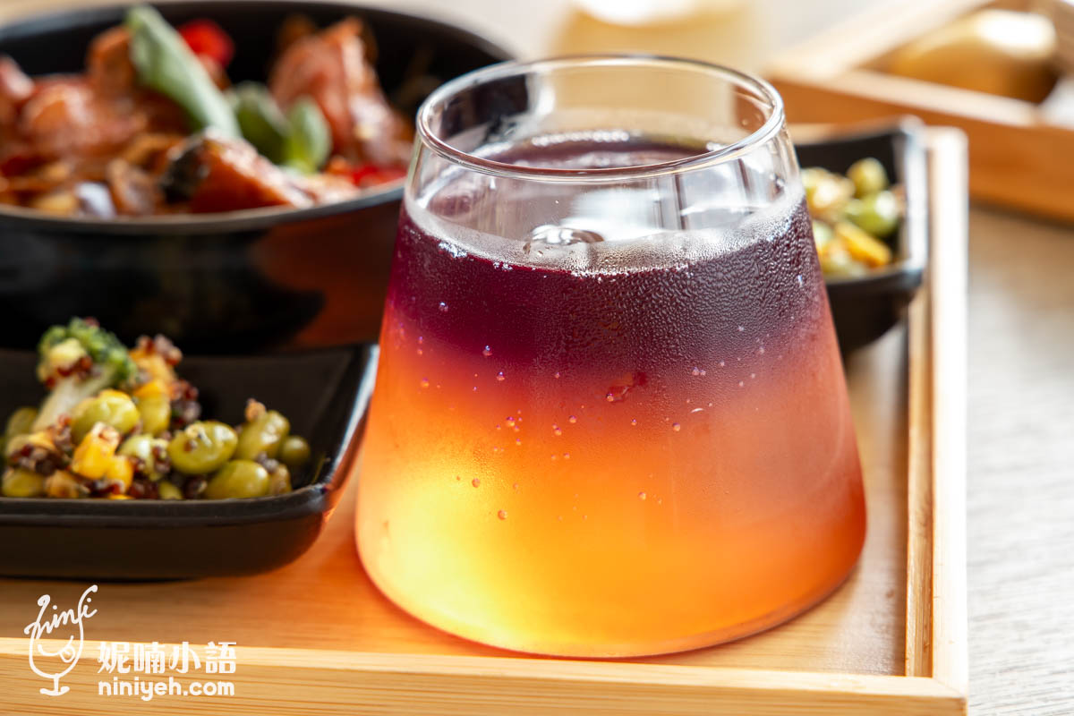 虎嘯山嵐｜埔里高空景觀餐廳推薦！山間玻璃屋用餐欣賞飛行傘玩家翱翔