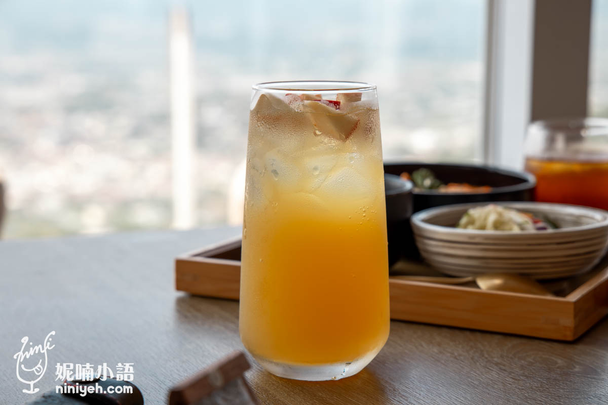 虎嘯山嵐｜埔里高空景觀餐廳推薦！山間玻璃屋用餐欣賞飛行傘玩家翱翔