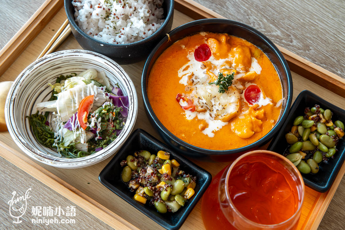 虎嘯山嵐｜埔里高空景觀餐廳推薦！山間玻璃屋用餐欣賞飛行傘玩家翱翔