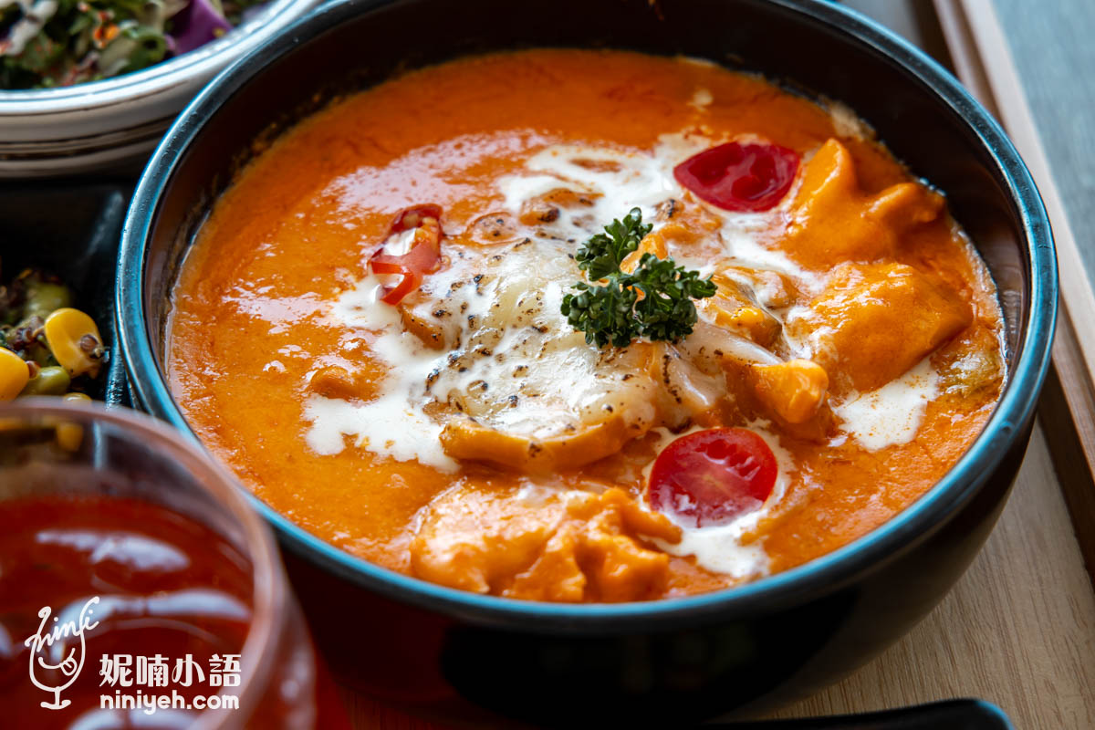 虎嘯山嵐｜埔里高空景觀餐廳推薦！山間玻璃屋用餐欣賞飛行傘玩家翱翔