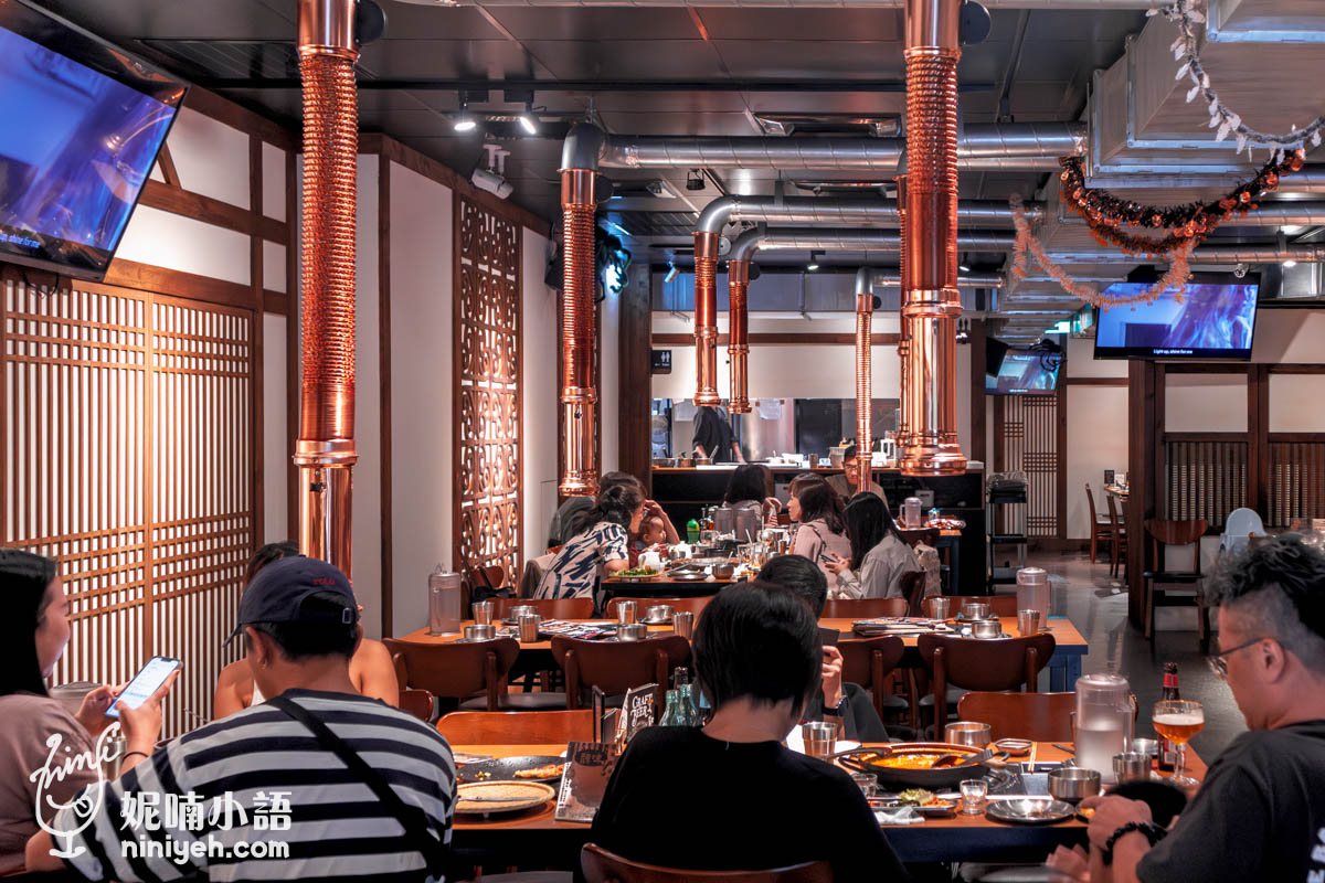 坐在長桌上，一邊烤肉、一邊煮韓式辣湯或人蔘雞鍋，還有專人桌邊代烤服務，完全不用自己動手，輕鬆享受邊吃邊喝的樂趣，超適合朋友聚餐、慶生約會或下班後放鬆小酌，板橋聚餐推薦名單再添一間！