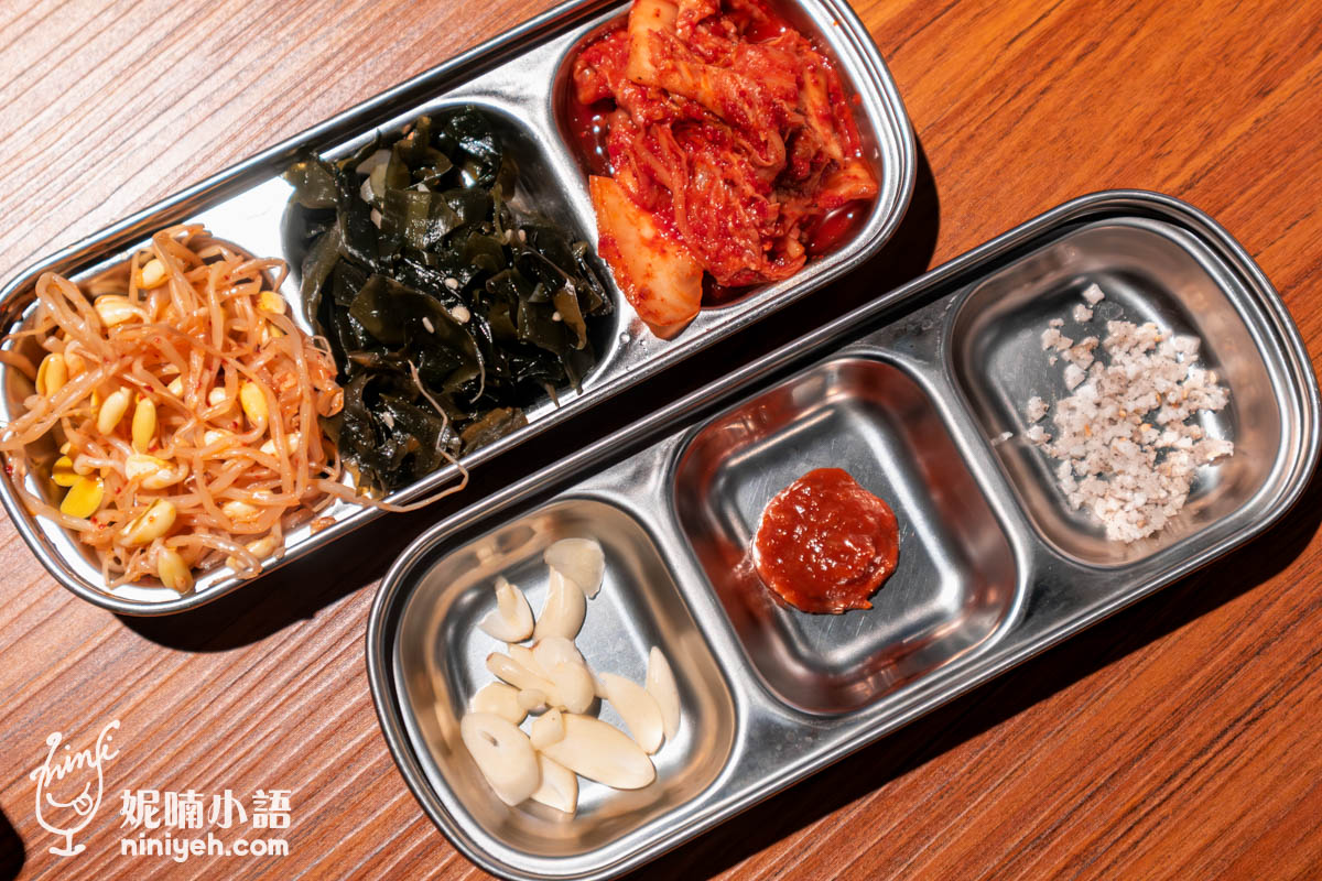 以往餐桌上無限享用的麵包籃，換成了小菜吃到飽，辣豆芽、韓式辛奇、涼拌海帶芽爽口開胃，可以搭配烤肉包著吃，點石鍋拌飯也可以加料攪拌，另外點韓式烤肉另附特製蘸醬碟盤，有韓國日曬海鹽、蒜片、韓式辣醬三種組合；生菜部分也是無限量供應，可以大啖生菜包肉。