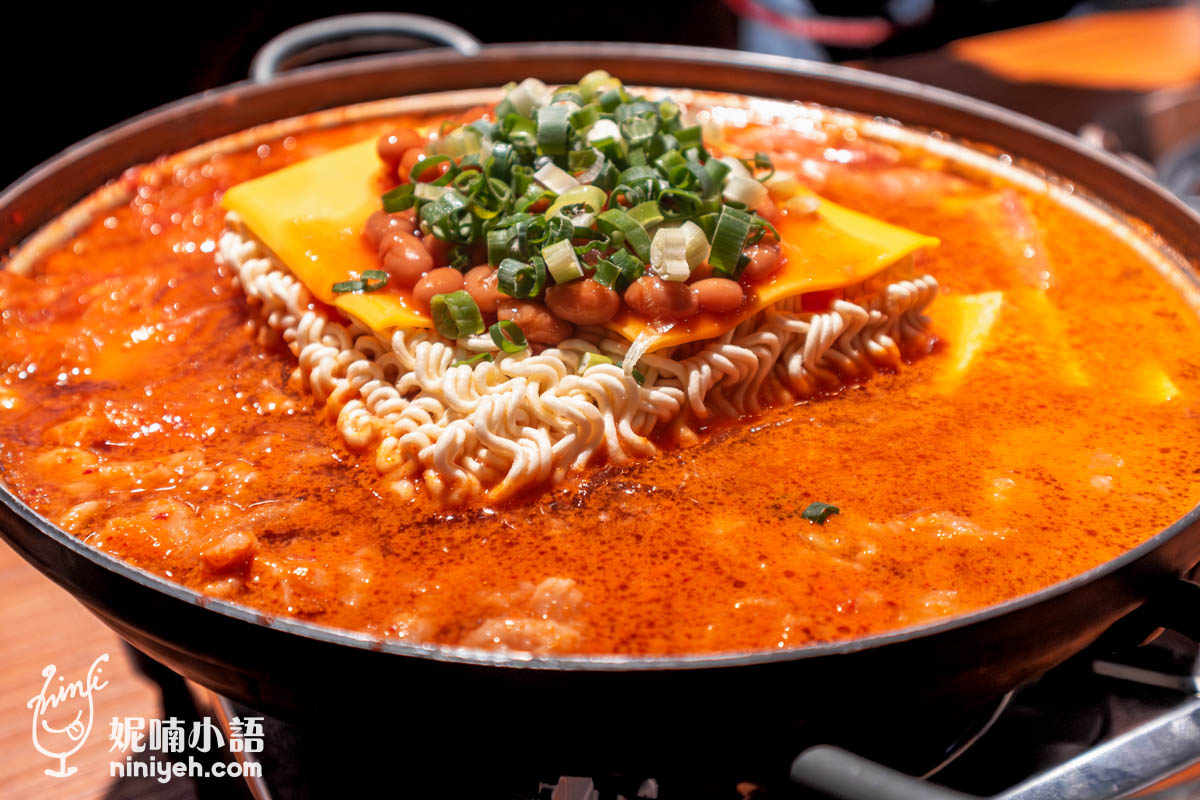 行軍時的充饑料理，沒想到卻成了韓潮美食，我到了首爾，也見識到韓國年輕人有多愛部隊鍋，而且一定要加起司片，看著整鍋黃橙橘艷紅，耐煮的韓國泡麵在鍋裡載浮載沉，就像老油條在麻辣鍋裡浮著油搖擺，同樣令人的按耐不住，準備大口簌簌喝湯撈麵嗑鍋。