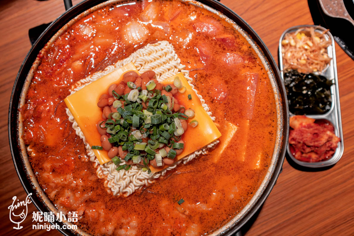 行軍時的充饑料理，沒想到卻成了韓潮美食，我到了首爾，也見識到韓國年輕人有多愛部隊鍋，而且一定要加起司片，看著整鍋黃橙橘艷紅，耐煮的韓國泡麵在鍋裡載浮載沉，就像老油條在麻辣鍋裡浮著油搖擺，同樣令人的按耐不住，準備大口簌簌喝湯撈麵嗑鍋。