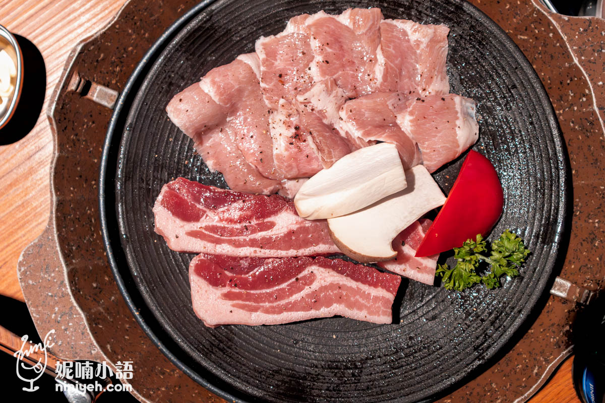 吃烤肉，除了肉類品質和考驗服務人員的技術功力之外，比的就是肉品厚度了，在『ABV 韓式餐酒館』吃烤肉真的很有爽度，無論是帶皮豬五花或霜降松阪豬，厚度都沒話說，相當有誠意，還有身為菜籃族的我，一眼就看出這帶皮豬五花選得極好，肥瘦層疊交錯，不過厚油或清瘦，還沒入口就能想像彈性嚼感。