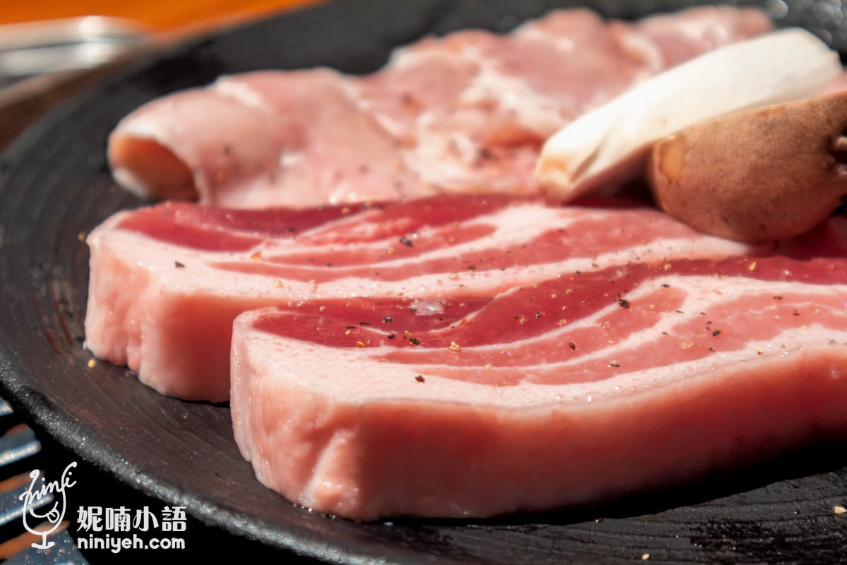 吃烤肉，除了肉類品質和考驗服務人員的技術功力之外，比的就是肉品厚度了，在『ABV 韓式餐酒館』吃烤肉真的很有爽度，無論是帶皮豬五花或霜降松阪豬，厚度都沒話說，相當有誠意，還有身為菜籃族的我，一眼就看出這帶皮豬五花選得極好，肥瘦層疊交錯，不過厚油或清瘦，還沒入口就能想像彈性嚼感。