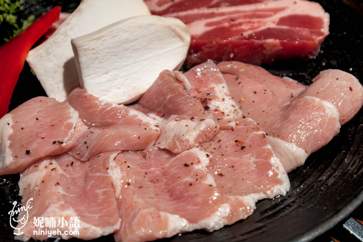 霜降松阪豬堪比薄切豬排的寬厚度，不是薄得可憐的豬肉片，看了相當滿意。