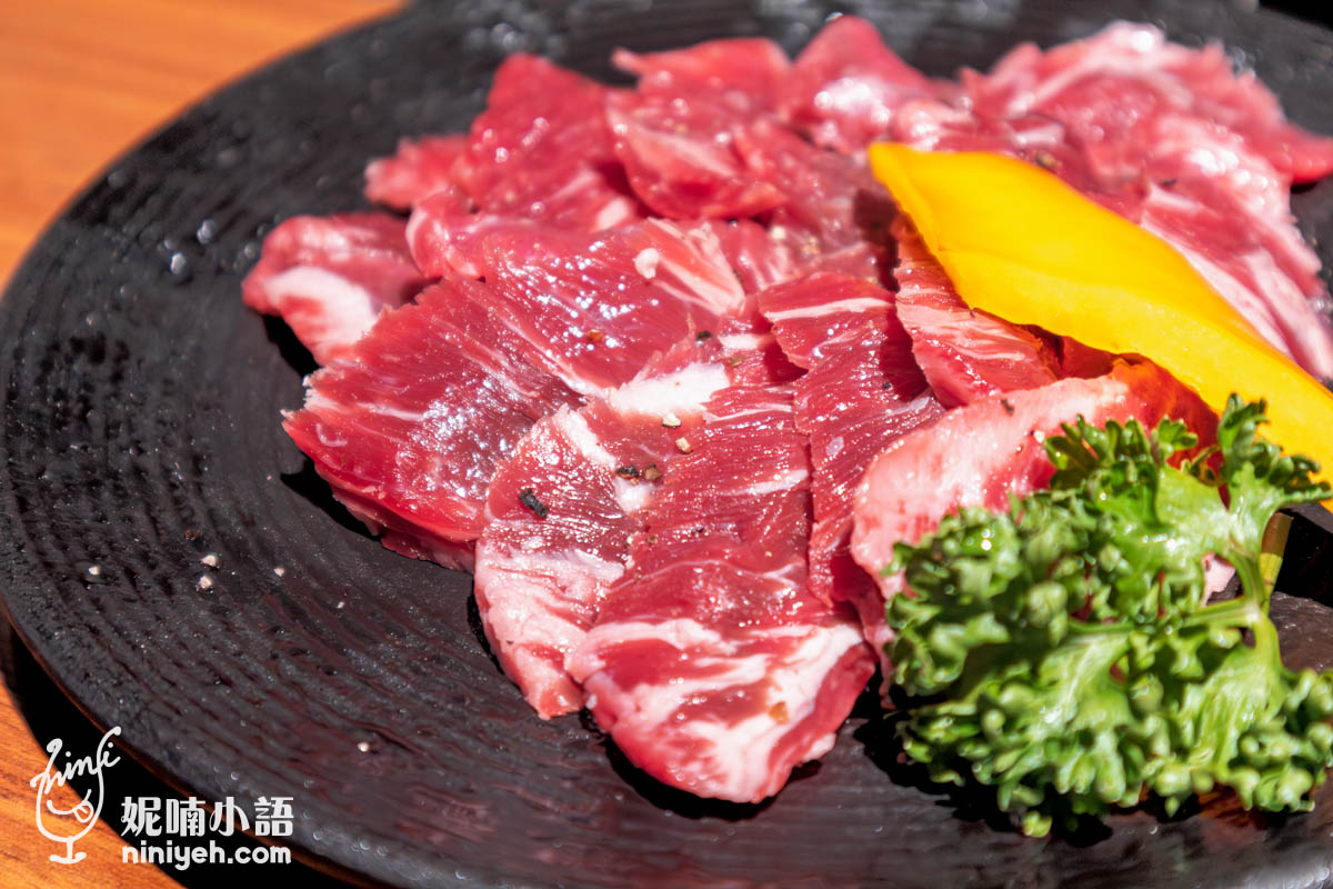 美國choice牛肋條嚼起來又是不同於松阪豬的另種精實，交雜在之中的軟筋膜帶來豐富的勁道卻又柔軟，甜度和保水度都沒話說，最後遺留的牛油豐醇伴隨著梅納反應的焦糖氣息，令人纏綿吶。