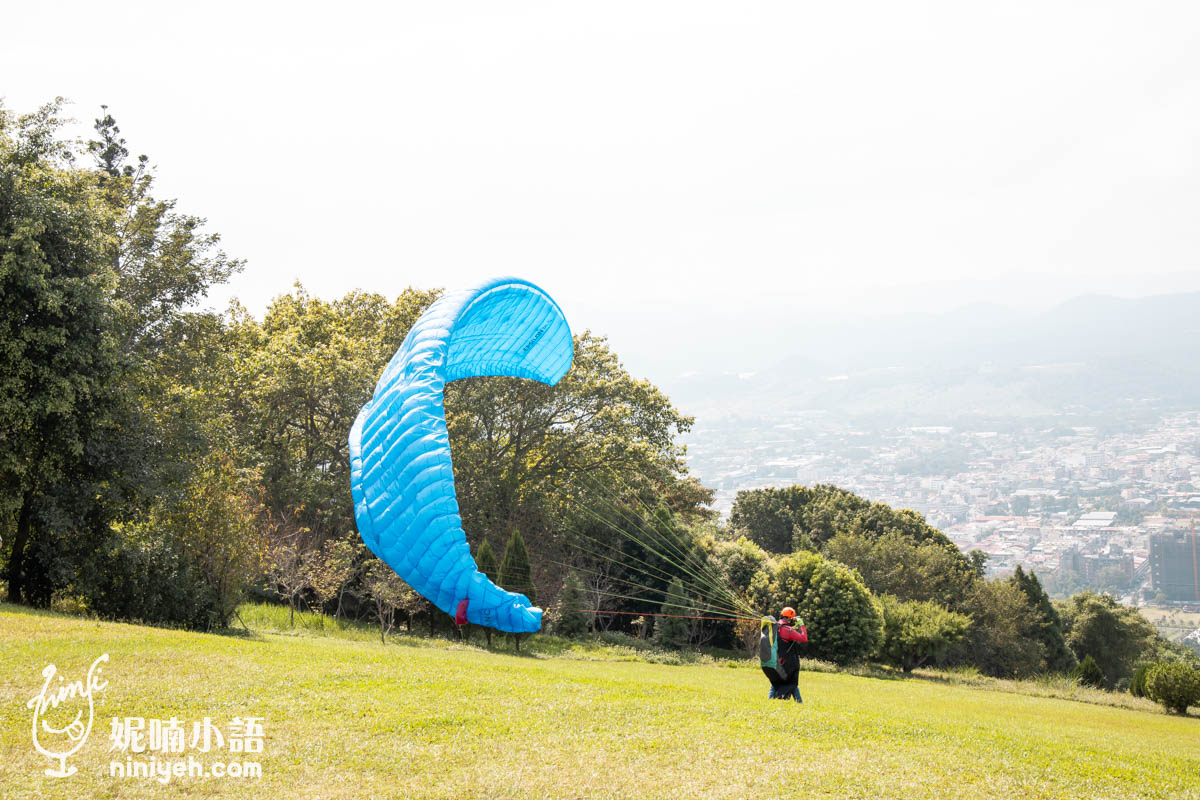 虎嘯山嵐｜埔里高空景觀餐廳推薦！山間玻璃屋用餐欣賞飛行傘玩家翱翔