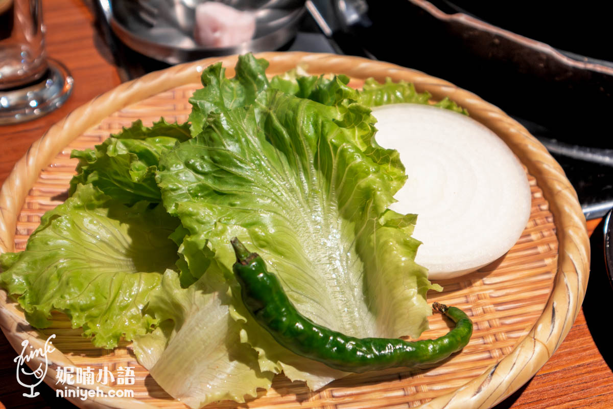 以往餐桌上無限享用的麵包籃，換成了小菜吃到飽，辣豆芽、韓式辛奇、涼拌海帶芽爽口開胃，可以搭配烤肉包著吃，點石鍋拌飯也可以加料攪拌，另外點韓式烤肉另附特製蘸醬碟盤，有韓國日曬海鹽、蒜片、韓式辣醬三種組合；生菜部分也是無限量供應，可以大啖生菜包肉。