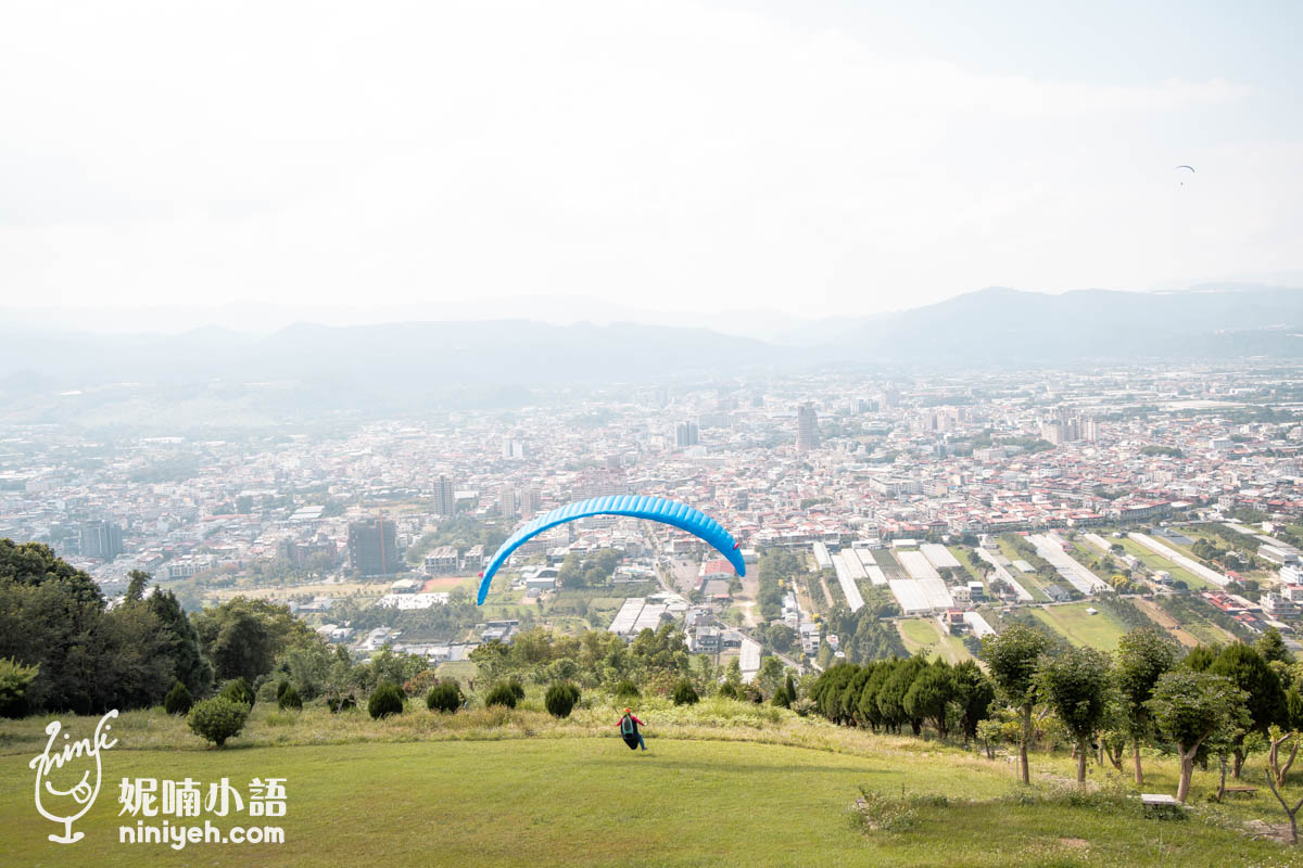 虎嘯山嵐｜埔里高空景觀餐廳推薦！山間玻璃屋用餐欣賞飛行傘玩家翱翔